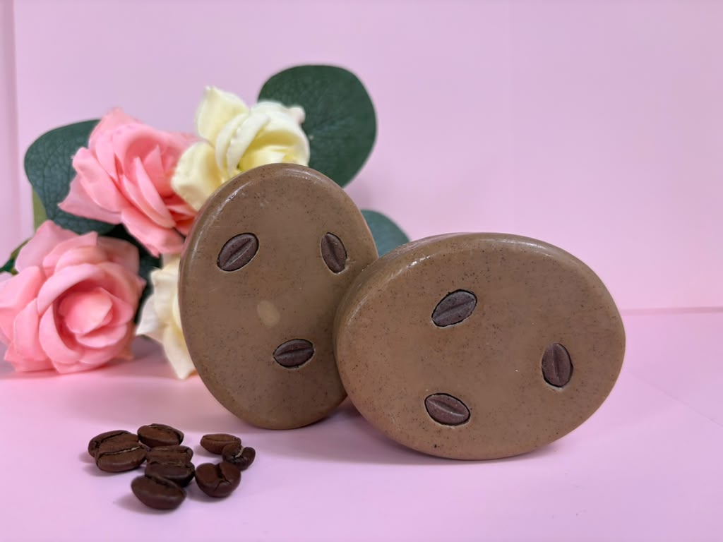 Jabón facial elaborado con Café, Cúrcuma, aceite de Jojoba y una base hidratante de leche de Cabra.