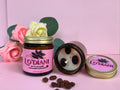 Package (2 units): Soy candle with a coffee-vanilla scent.