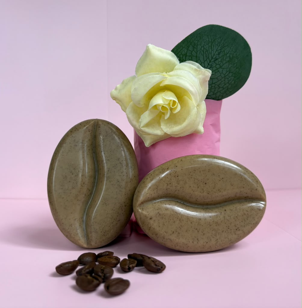 Jabón hidratante y renovador hecho con café, avena, manteca de karité, jojoba y una base de leche de cabra.